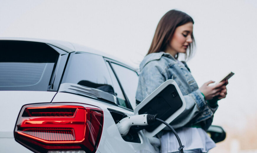 Conducir un coche eléctrico por primera vez: principales diferencias con uno de combustión