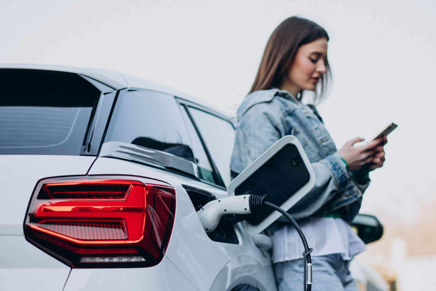 Conducir un coche eléctrico por primera vez: principales diferencias con uno de combustión